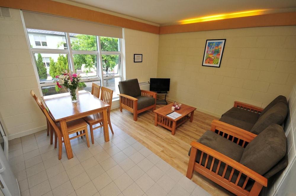 Corrib Village Rooms University Of 戈尔韦 外观 照片